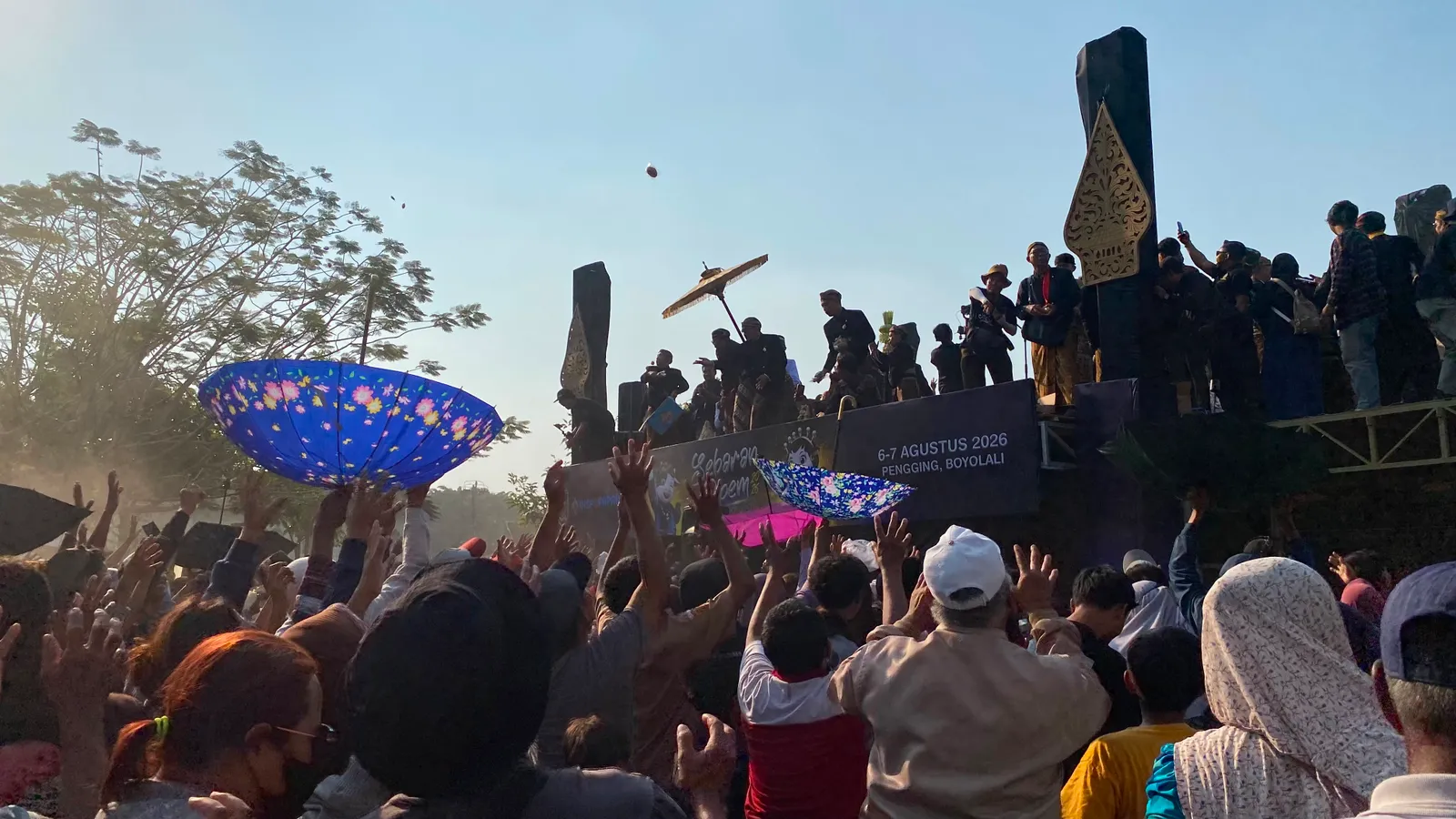 Ngalap Berkah, Ribuan Warga Rebutan 30.000 Apam Kukus Keong Emas Boyolali