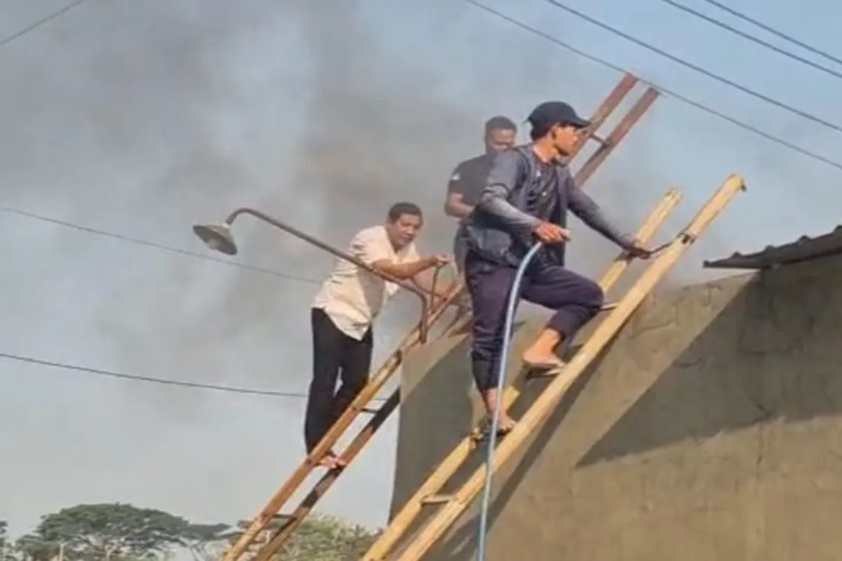 Momen Plt Bupati Sukoharjo Naik Tangga Bambu Padamkan Drone Terbakar
