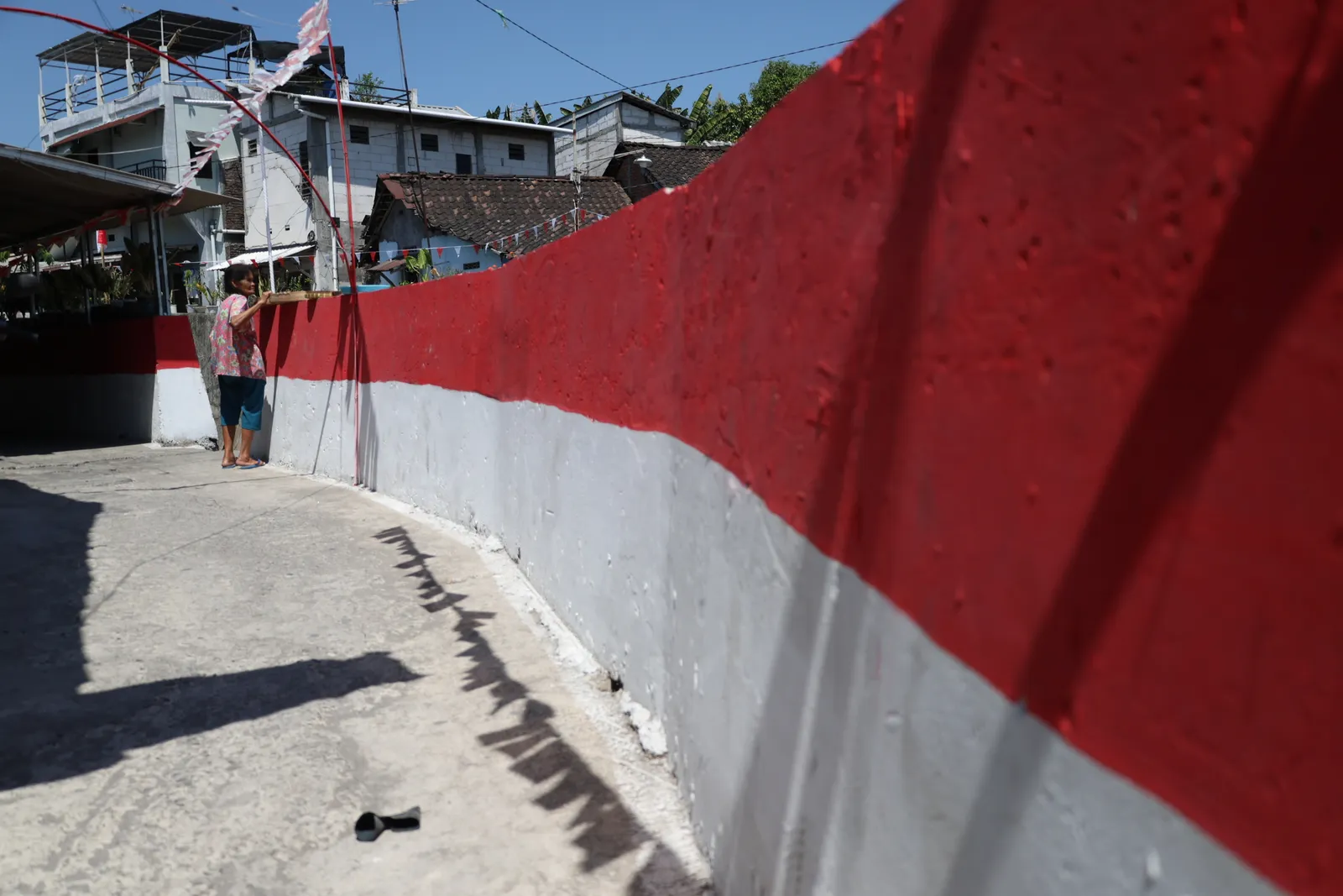 Tanggul di Jagalan Solo Berubah Merah Putih Sambut HUT Ke-81 RI