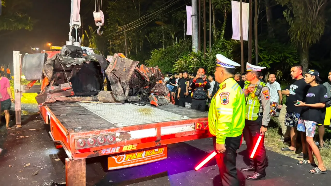 Diduga Rem Blong, Truk Tronton Tabrak Tiga Motor di JLS Salatiga, 1 Meninggal