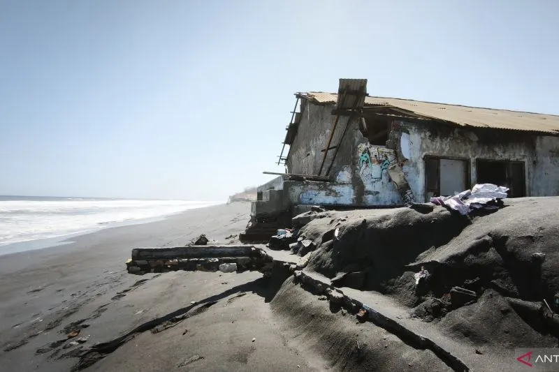 Ombak Tinggi Terjang Pantai Selatan DIY, Kerugian Mencapai Rp201 Juta