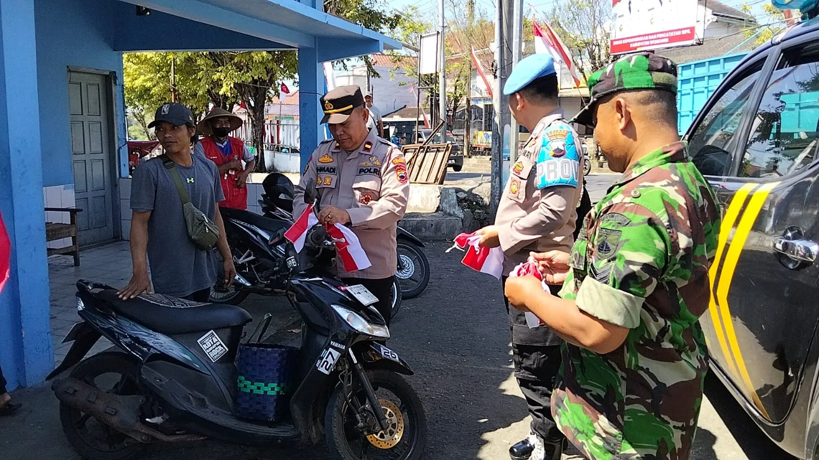 Semarakkan HUT Kemerdekaan, Polisi Wonogiri Bagikan Ribuan Bendera ke Pengendara