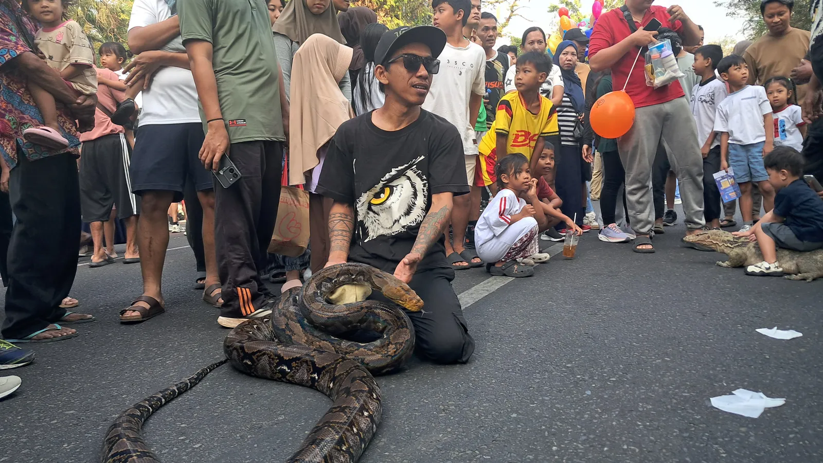 Bawa Ular hingga Buaya, KREZS Rutin Edukasi Warga soal Reptil di CFD Solo