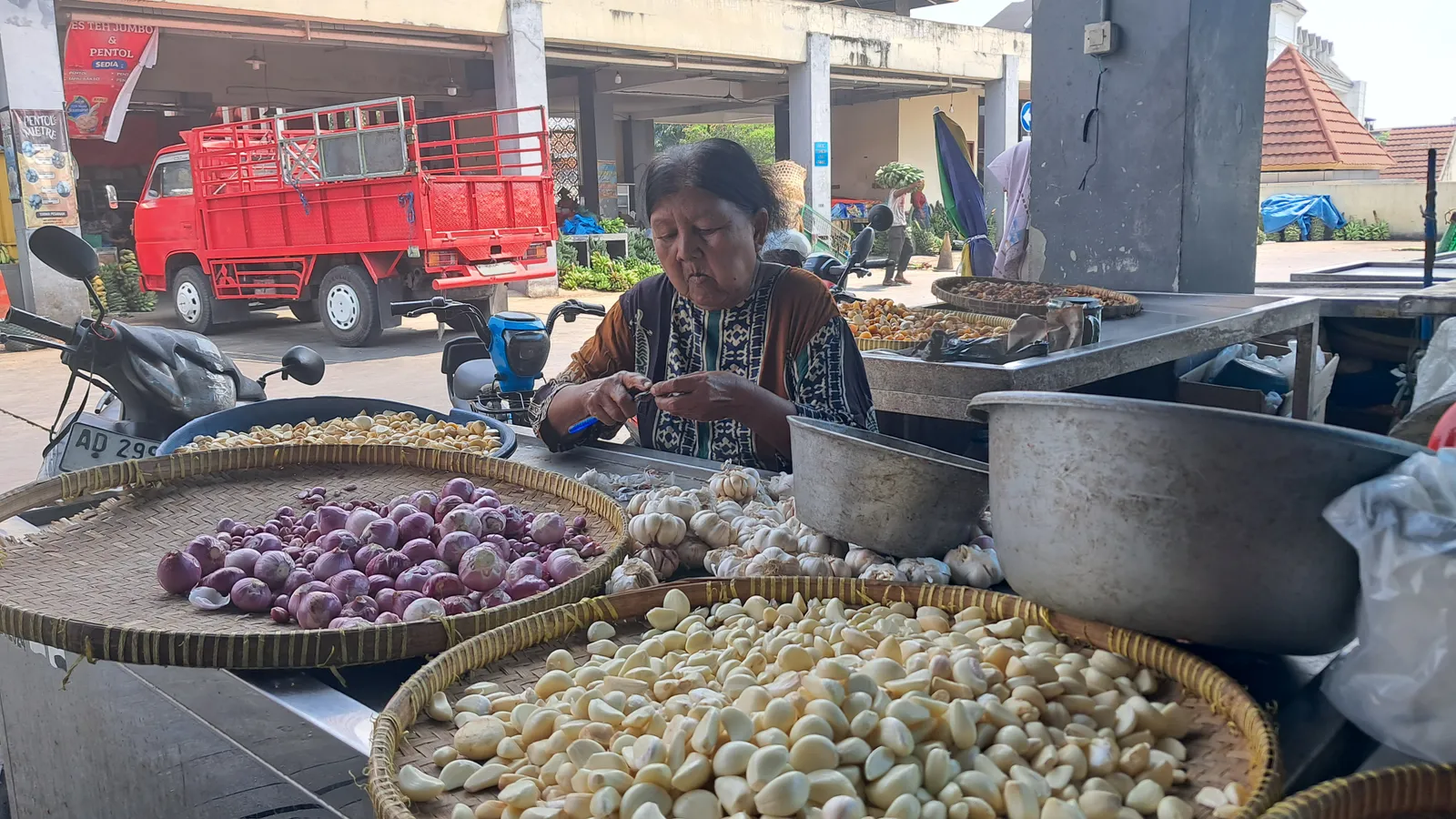 Viral Upah Jasa Kupas Bawang Rp700.000/Kg, di Pasar Legi Solo Cuma Rp2.000/Kg