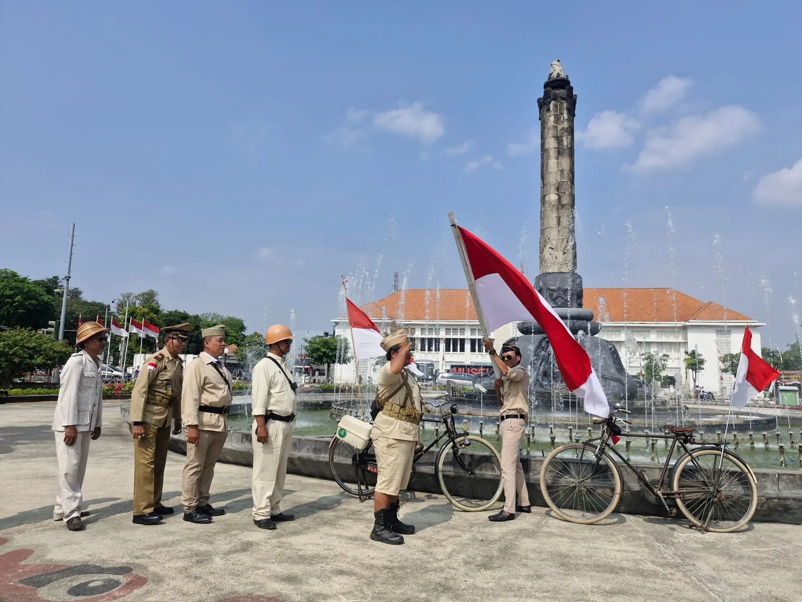 Gowes Pakai Kostum Pejuang, KOSTI Semarang Rayakan Kemerdekaan di Tugu Muda