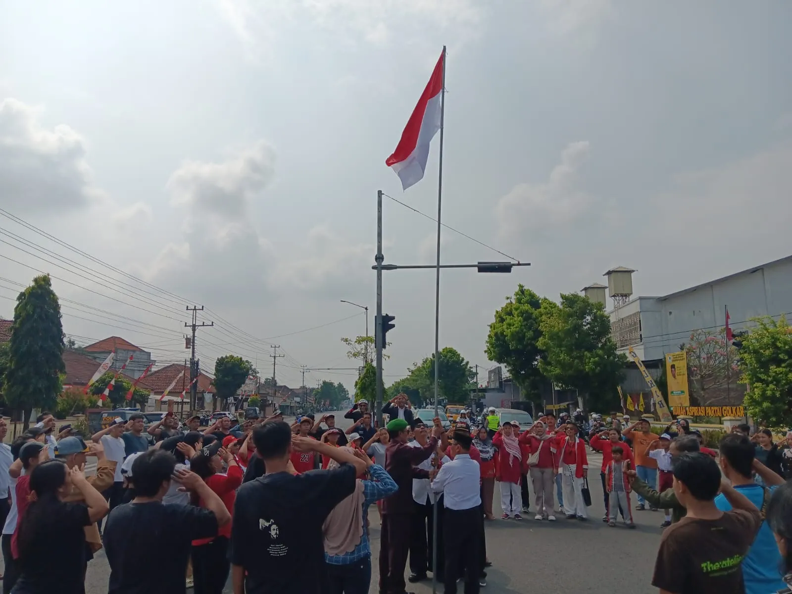 Ratusan Warga Klaten Gelar Upacara HUT RI di Tengah Jalan Jogja-Solo