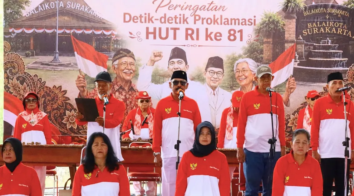 Dihadiri FX Rudy, Pensiunan ASN Solo Bentangkan Bendera Raksasa di Tepi Kali