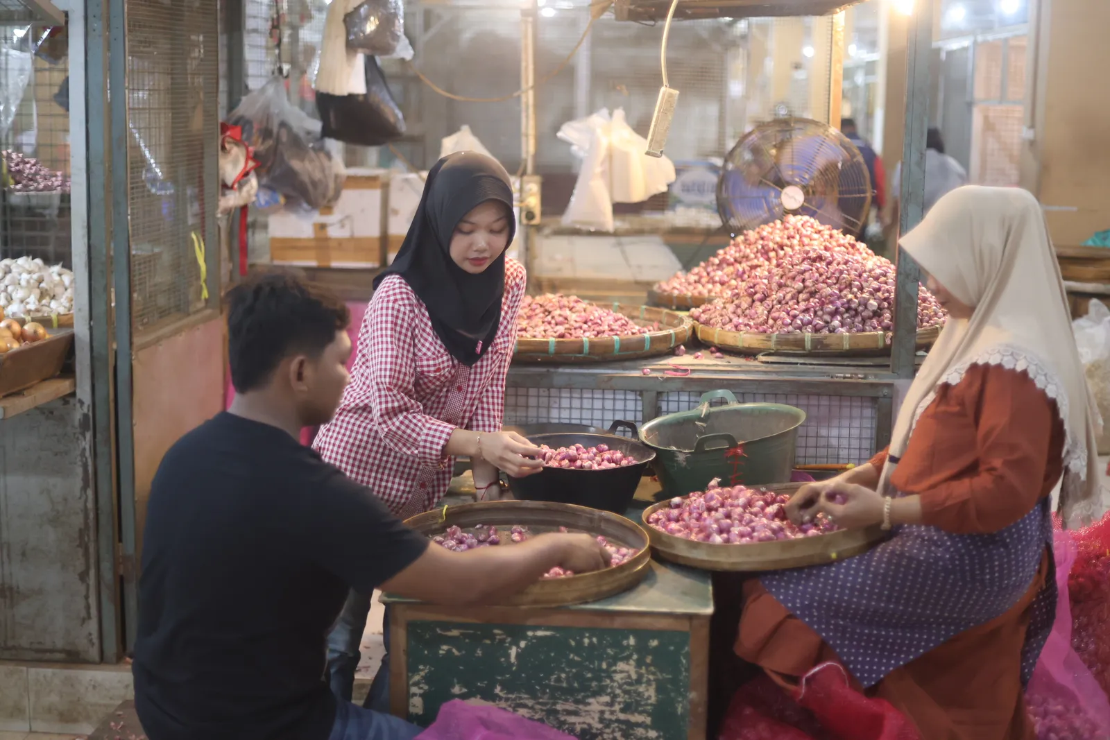 Menyusuri Aktivitas Pedagang Bawang di Pasar Legi Solo
