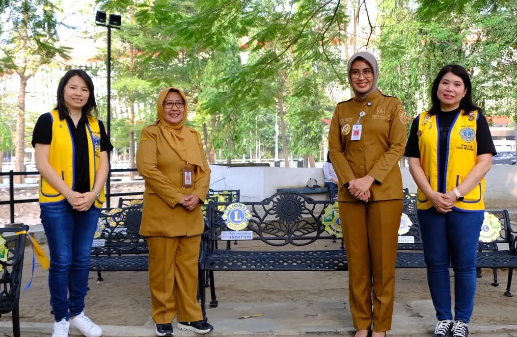 Lions Club Solo Bengawan Sumbang 13 Kursi Taman untuk Warga Solo