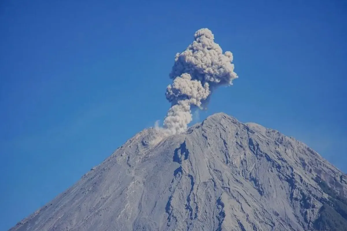 Tiga Gunung Api Indonesia Erupsi Beruntun Selasa Malam, Ini Rinciannya