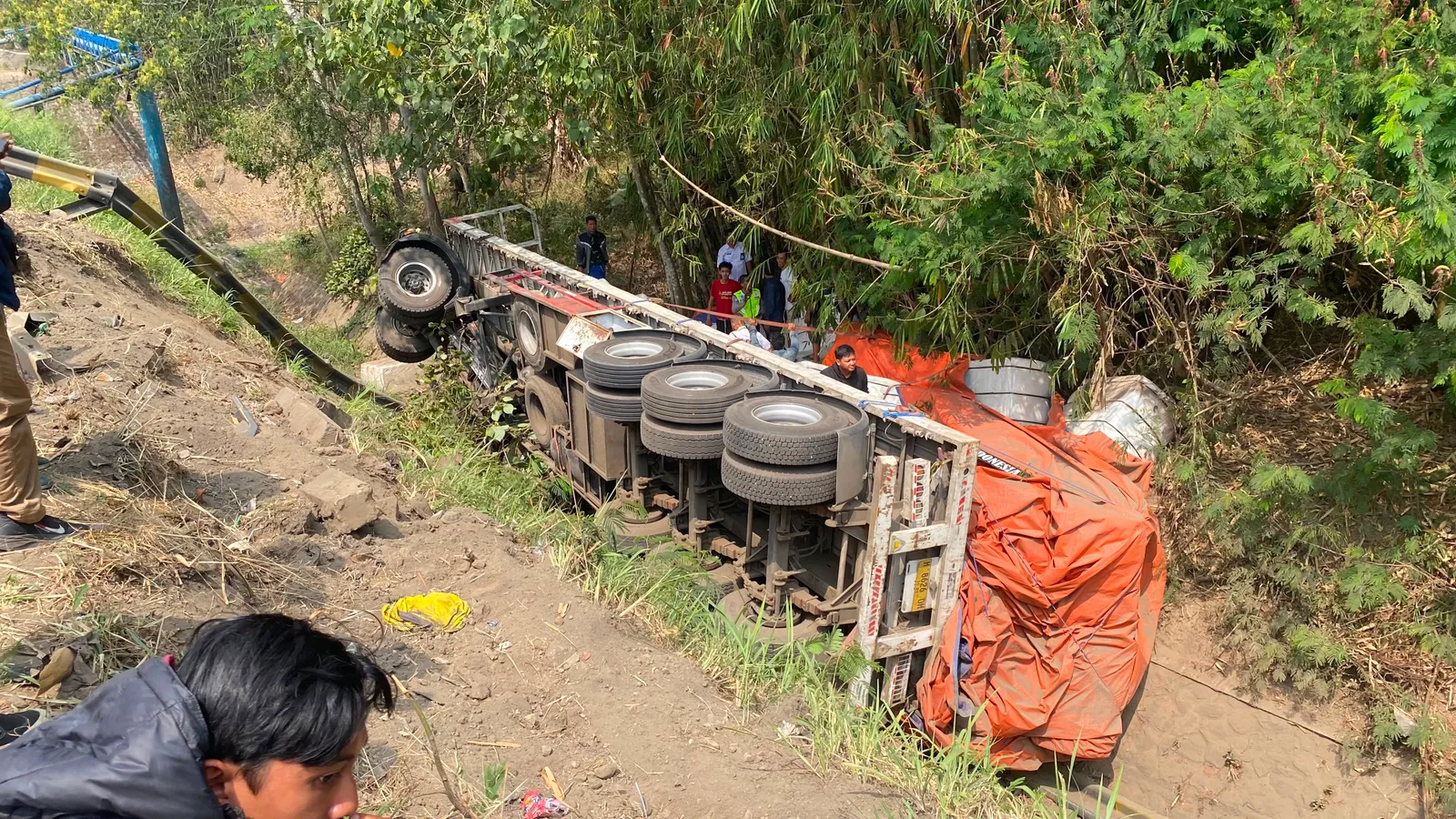Truk Trailer Masuk Jurang di Kenteng Boyolali, Sopir Terjepit di Tengah Muatan