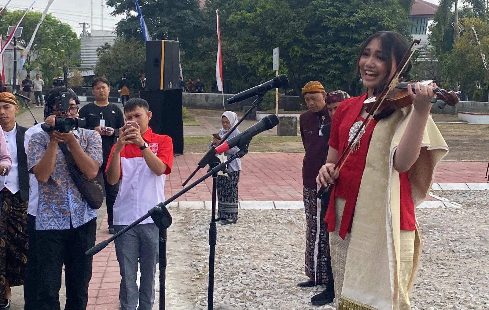 Cicit Buyut WR Soepratman Meriahkan HUT Jateng dengan Indonesia Raya 3 Stanza