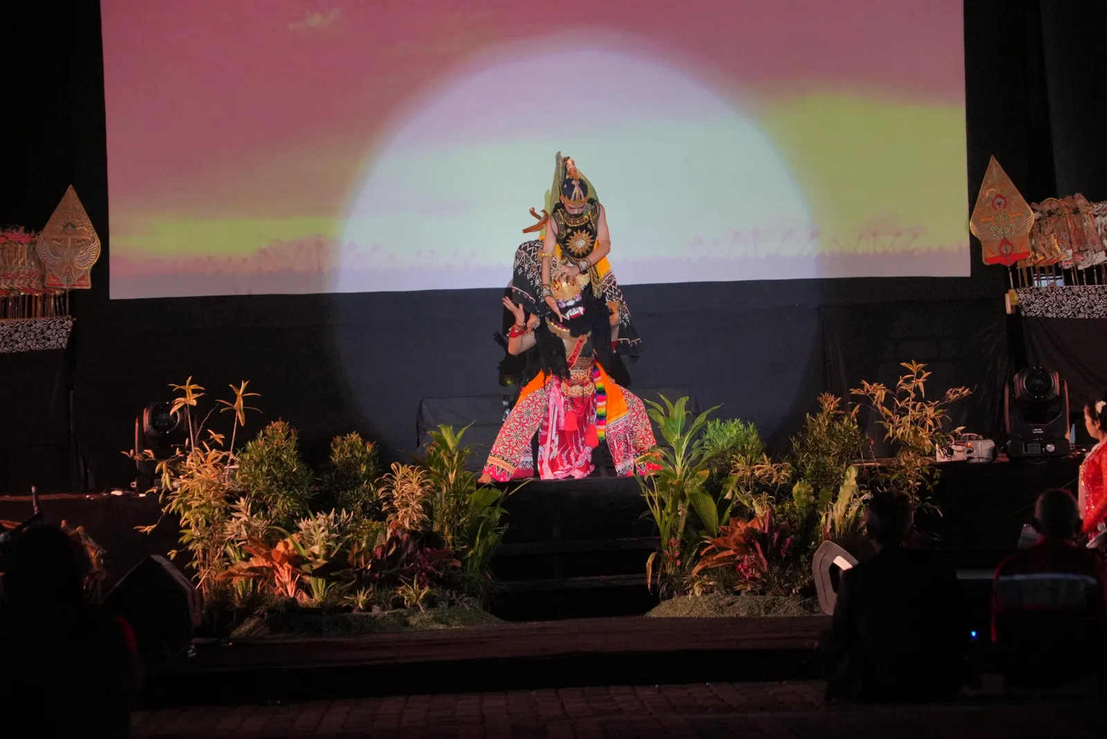 222 Seniman Klaten Pentaskan Wayang Kontemporer Sang Gatotkaca