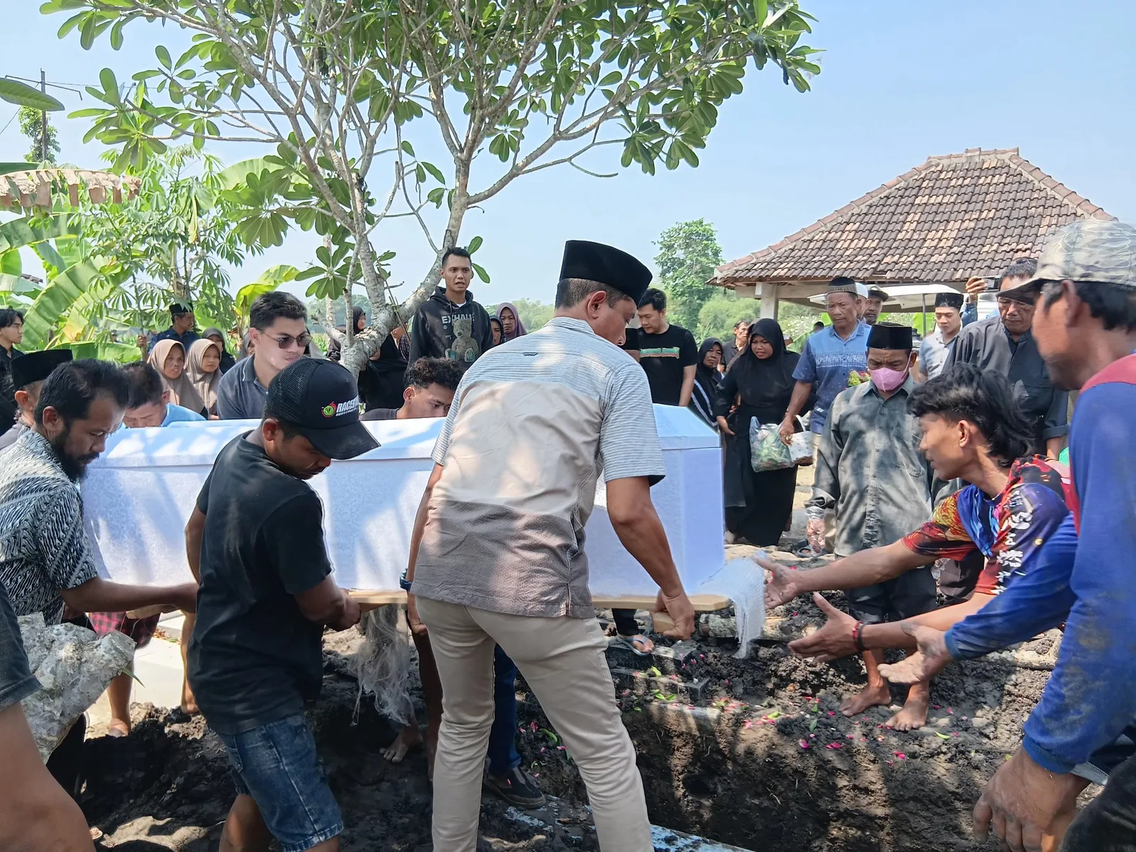 Jenazah PMI Jepang Tiba di Rumah Duka Padas Sragen, Disambut Tangis