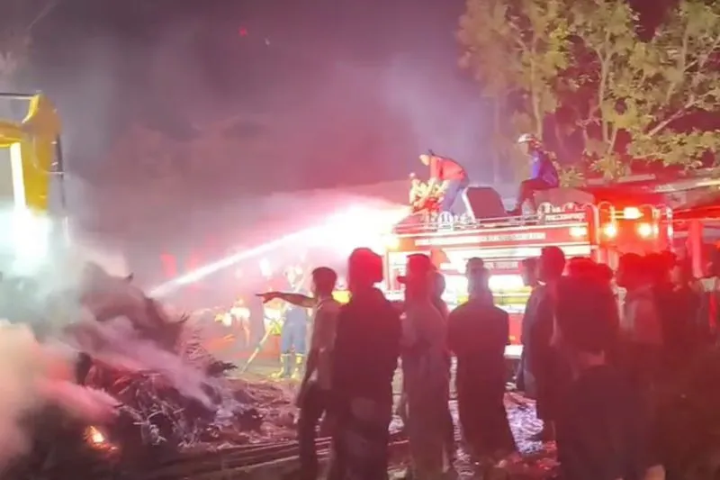 Desa Adat Sade Lombok Tengah Kebakaran Hebat, Ratusan Rumah Terbakar