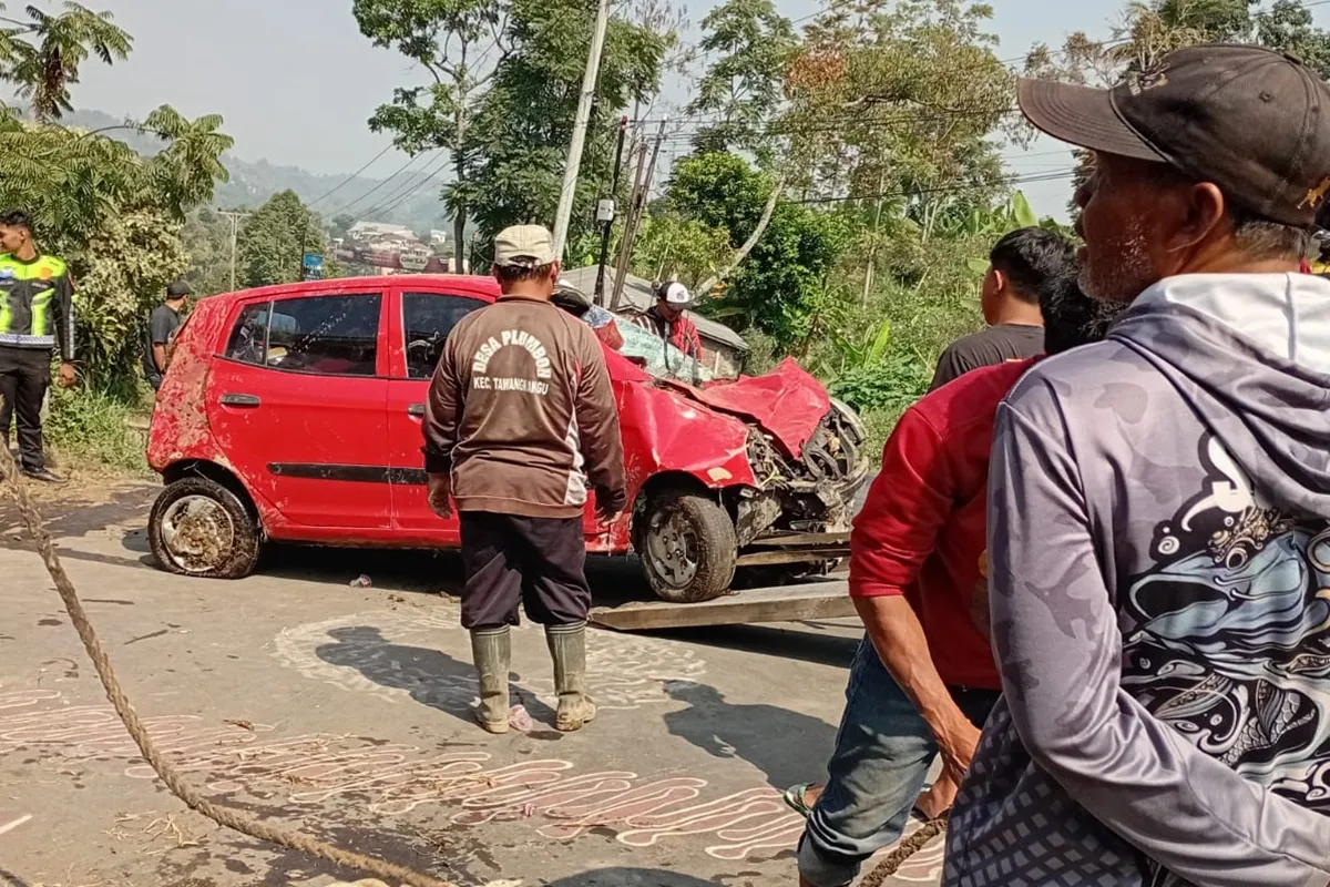 Diduga Rem Tak Berfungsi, Mobil Terjun ke Jurang 150 Meter di Tawangmangu