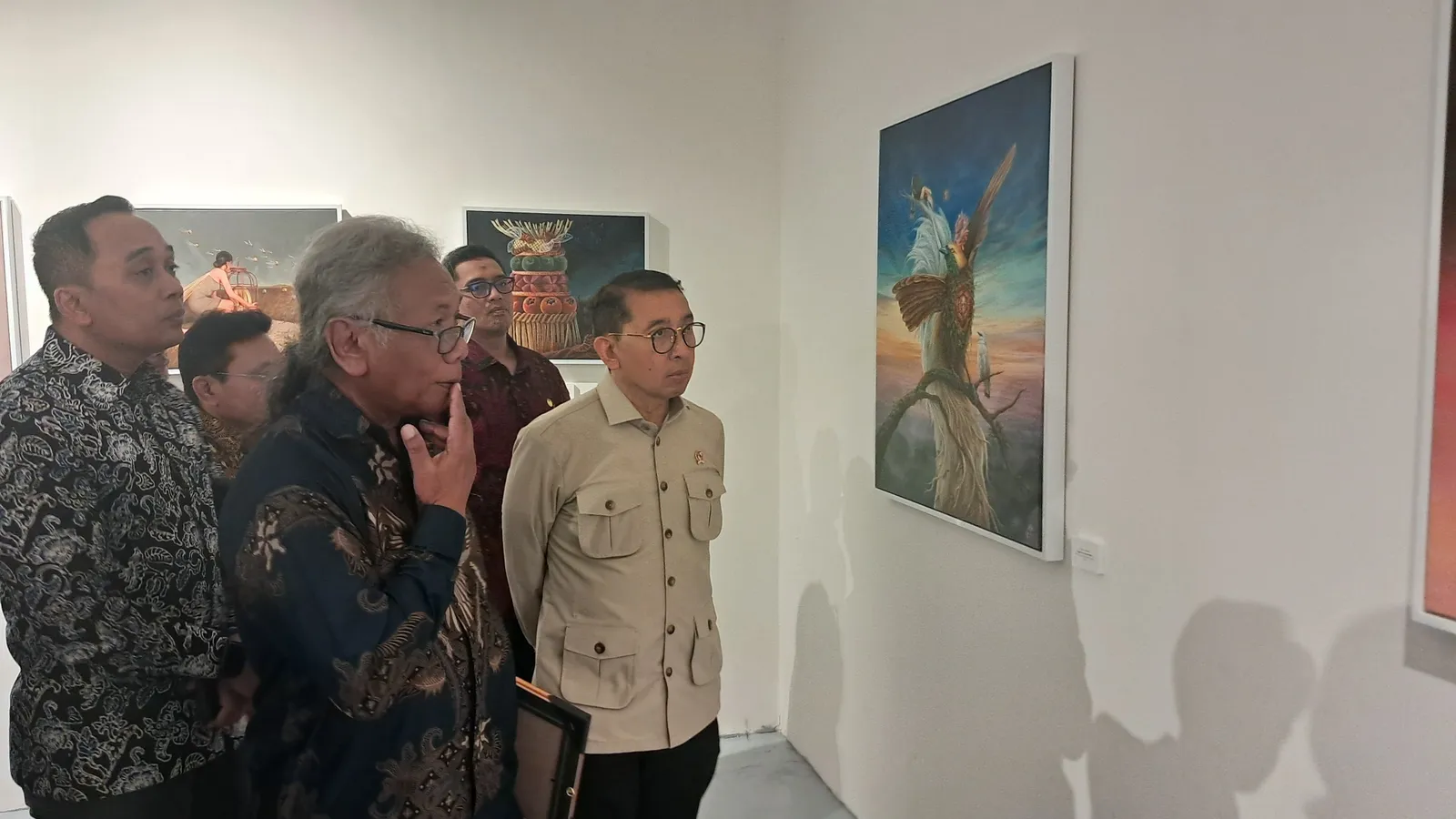 Kunjungi ISI Solo, Menbud Apresiasi Karya di Pameran Belajar Bersama Maestro