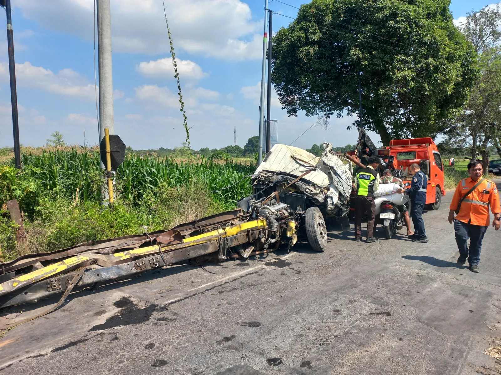 Tersambar KA Malabar di Klaten, Truk Isi Pasir Terpental 40 Meter hingga Ringsek