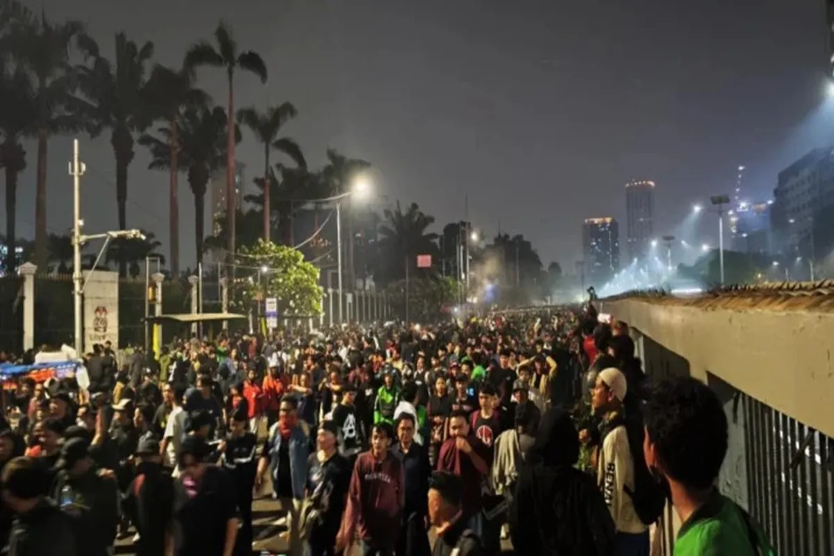 Demo Depan DPR 27 Agustus, Polisi Bubarkan Massa dengan Water Cannon