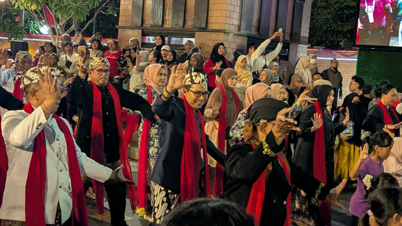 Meriah! 5.000 Warga Menari Bersama di Pahlawan Street Center Kota Madiun