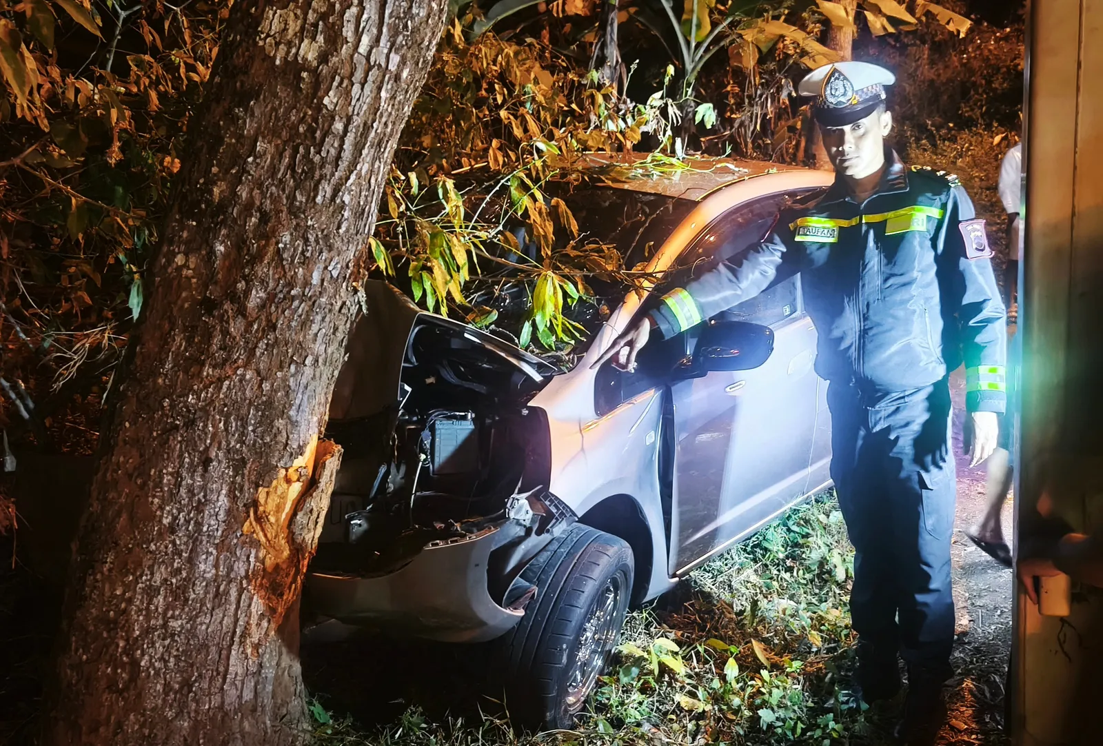 Sopir Kurang Konsentrasi di Tikungan, Sedan Tabrak Pohon di Argomulyo Salatiga