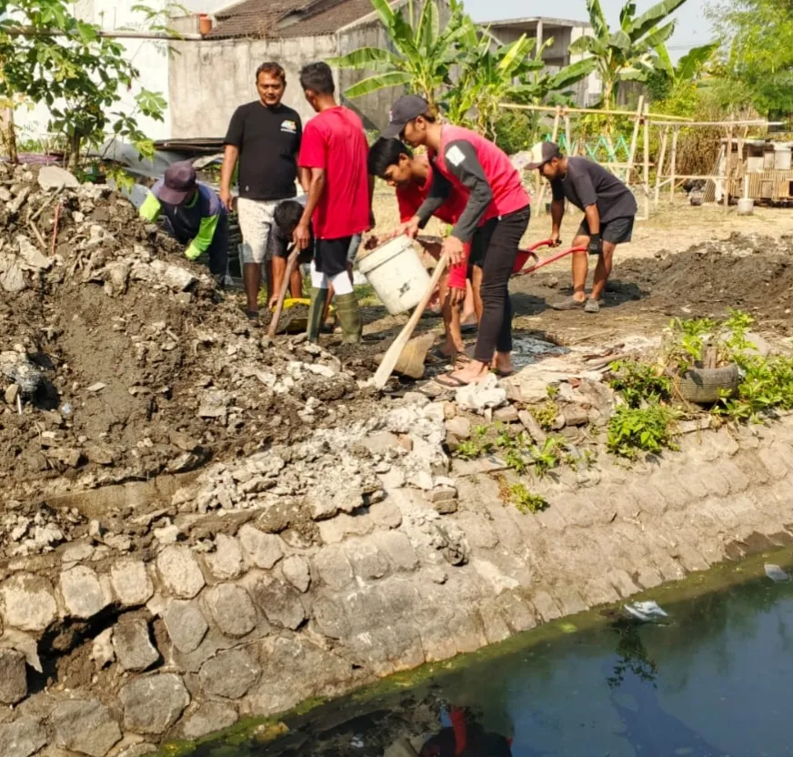 Satu Dekade Diterjang Banjir, Ratusan Orang Bersihkan Kali Gentan Sukoharjo