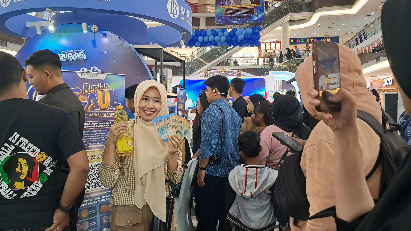Warga Antusias Tukar Uang Koin di Solo Square, Total Capai Belasan Juta Rupiah