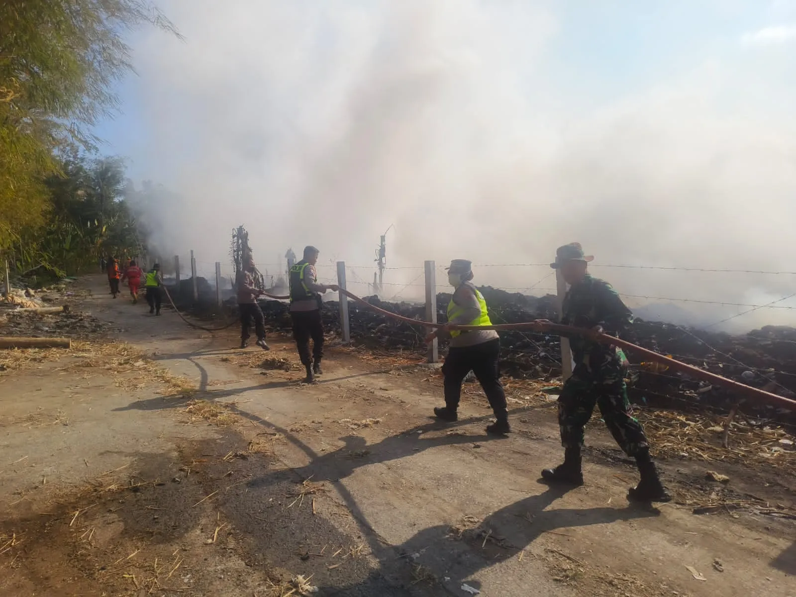 Kebakaran Lahan di Tol KM 442 Bawen, Lima Mobil Damkar Dikerahkan