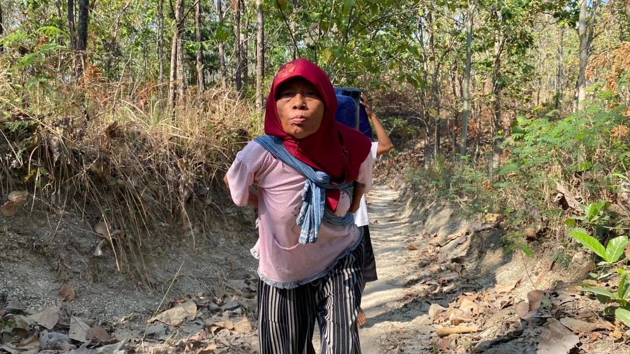 Jalan 2 Kilometer di Tengah Hutan, Perjuangan Samirah Cari Air di Boyolali