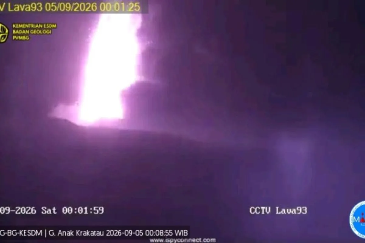Gunung Anak Krakatau Erupsi Selama Berjam-jam hingga Keluarkan Air Mancur Lava