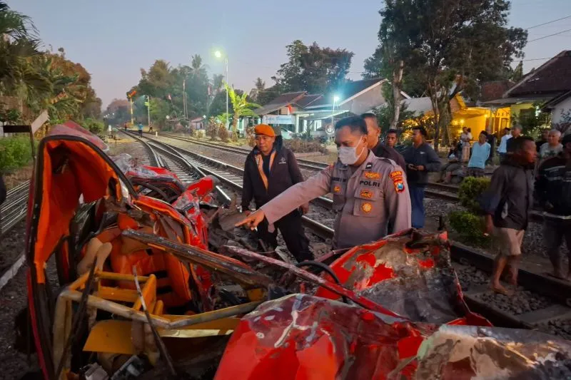 KA Wijaya Kusuma Tabrak Mobil di Bangsalsari Jember, Sopir Luka Berat