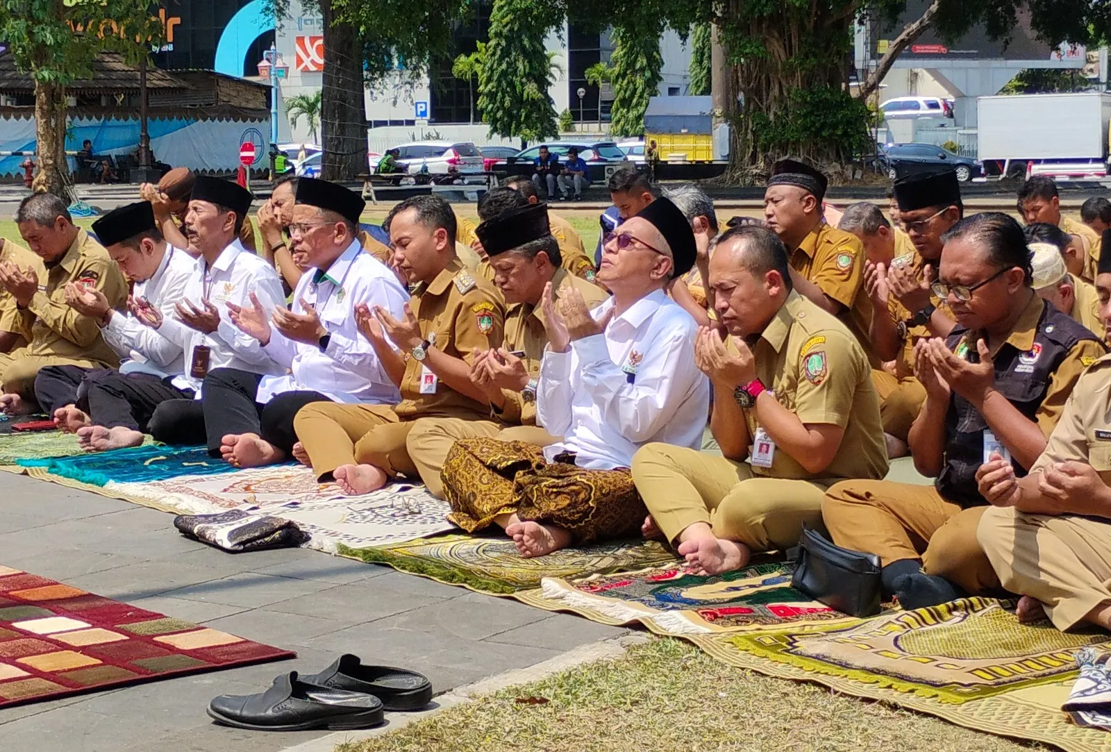 Wali Kota Solo Bersama Warga Gelar Salat Minta Hujan di Balai Kota