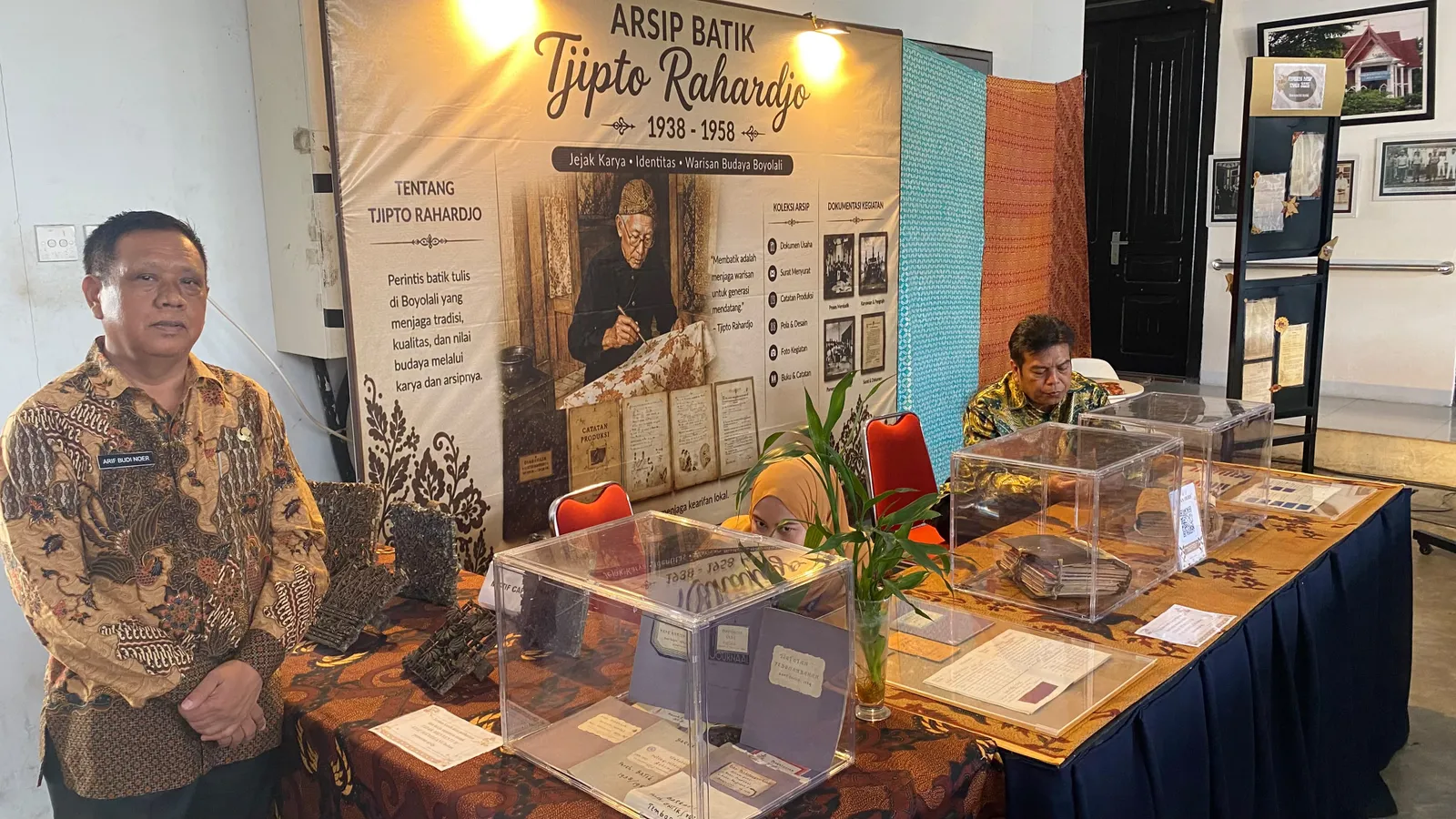 Sasar Anak Muda, Arsip Batik Mbah Cipto Raharjo Dipamerkan di Festival Literasi