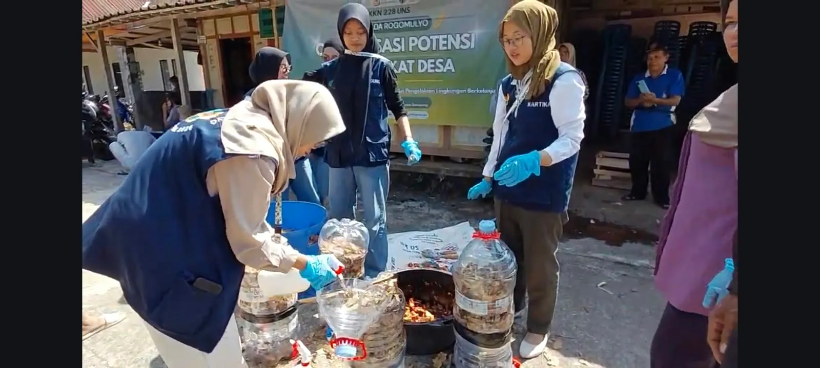 Pemberdayaan Masyarakat Melalui Pembuatan Komposter Galon Bekas oleh KKN 228 UNS
