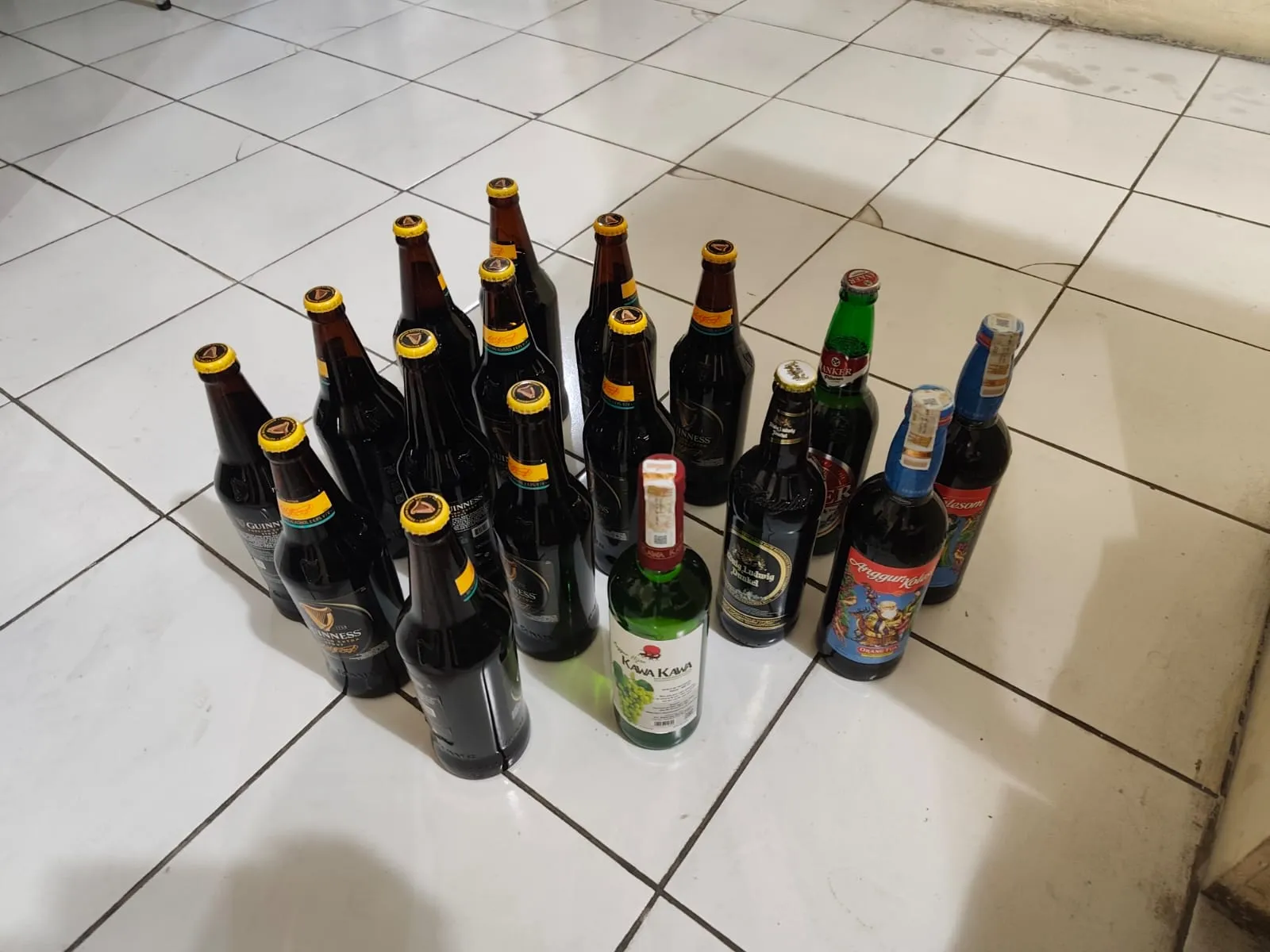 Polisi Gerebek Toko Kelontong di Jaten, 17 Botol Miras Disita