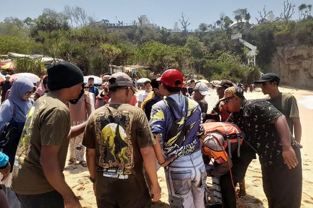 4 Wisatawan Asal Sukoharjo Terseret Ombak di Pantai Jungwok, 1 Orang Meninggal