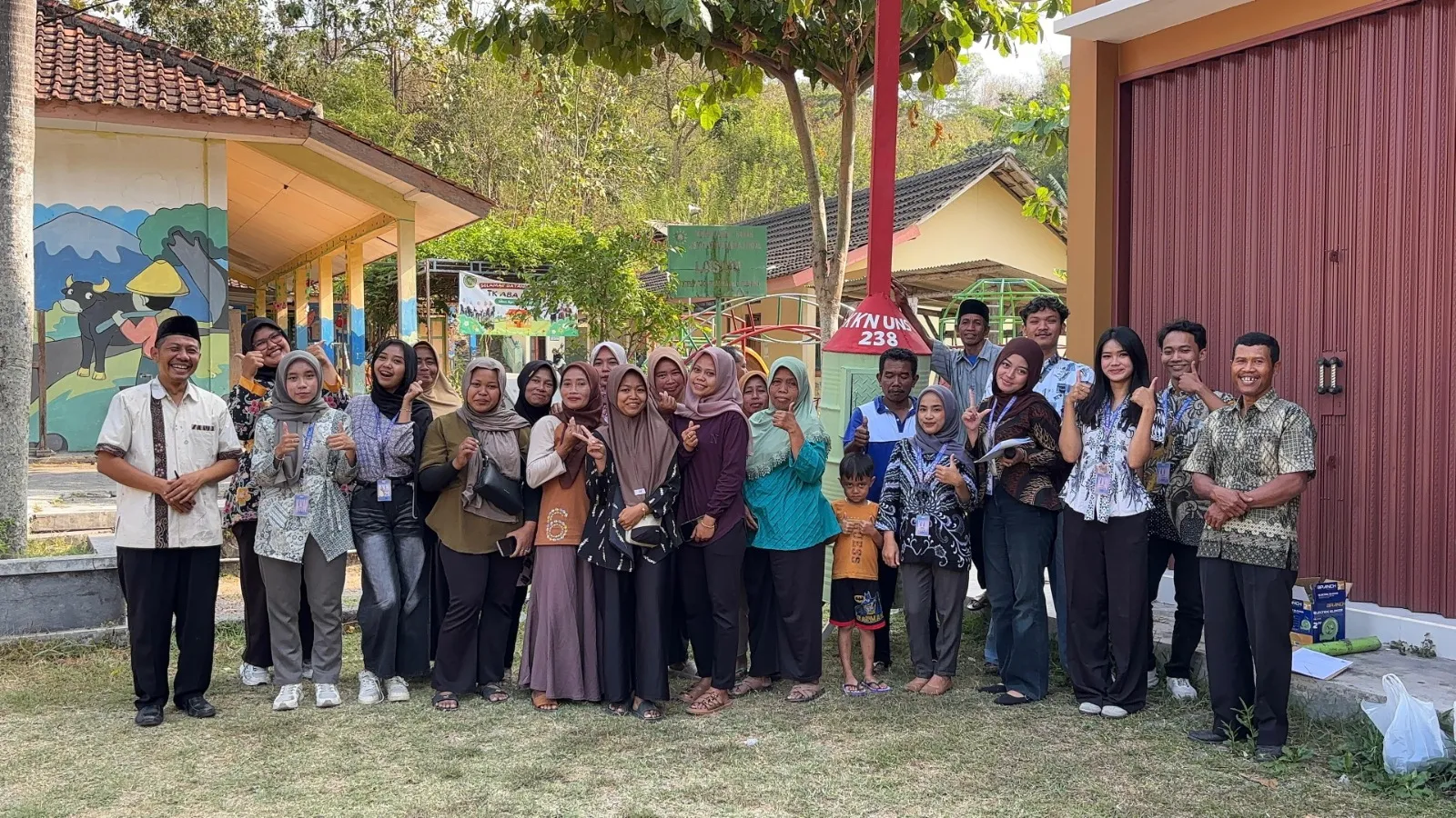 KKN UNS 238 Sulap Drum Bekas Jadi Incinerator Minim Asap di Losari II