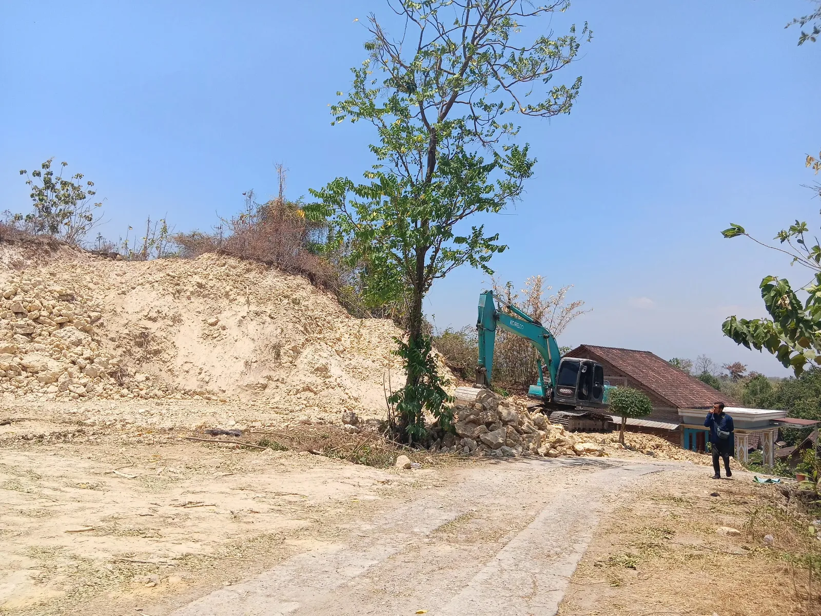 Belum Punya Izin, Warga Jenar Sragen Nekat Keruk Bukit Miliknya
