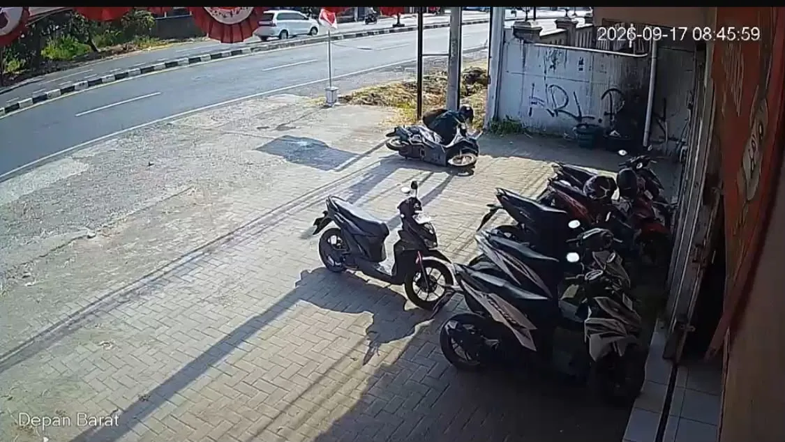 Sempat Jatuh, Aksi Maling Gondol Motor di Teras Boyolali Terekam CCTV