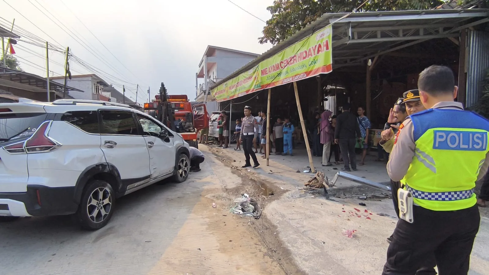 Anak Rewel, Sopir Diduga Salah Injak Pedal hingga Xpander Terbalik di Klaten