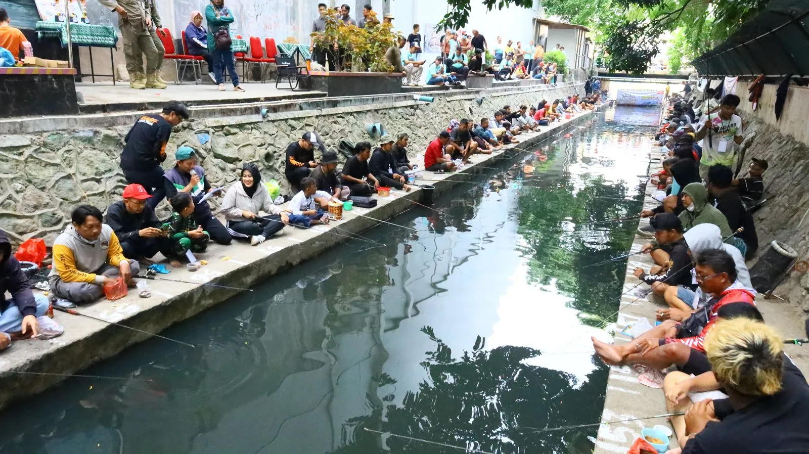 Mancing di Sungai Toklo, Wawali Solo Astrid Wanti-Wanti Warga Jaga Lingkungan