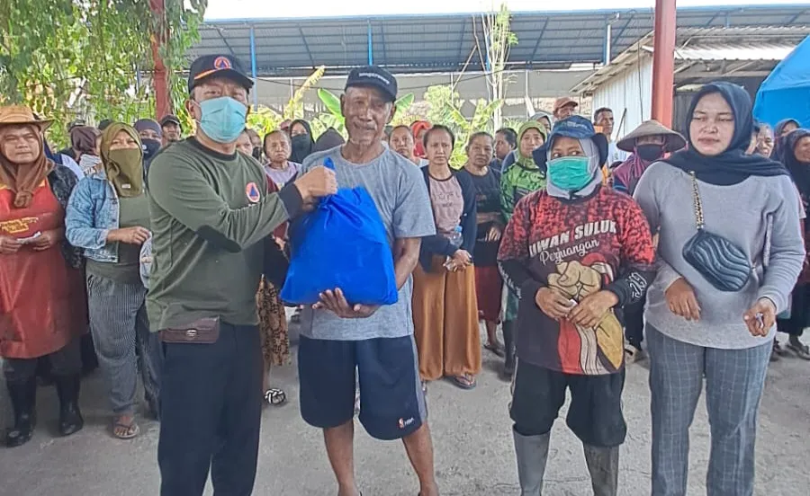 Aktivitas Dibatasi, Pemulung TPA Putri Cempo Solo Dapat Bantuan Sembako