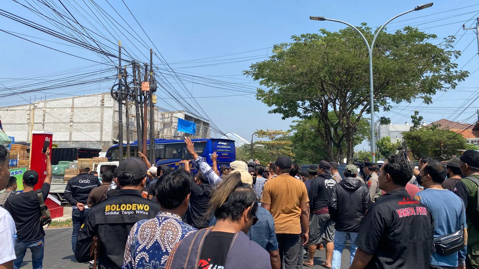 Simpatisan Bupati Nonaktif Sudewo & Aliansi Pati Ora Sepele Tegang Jelang Sidang