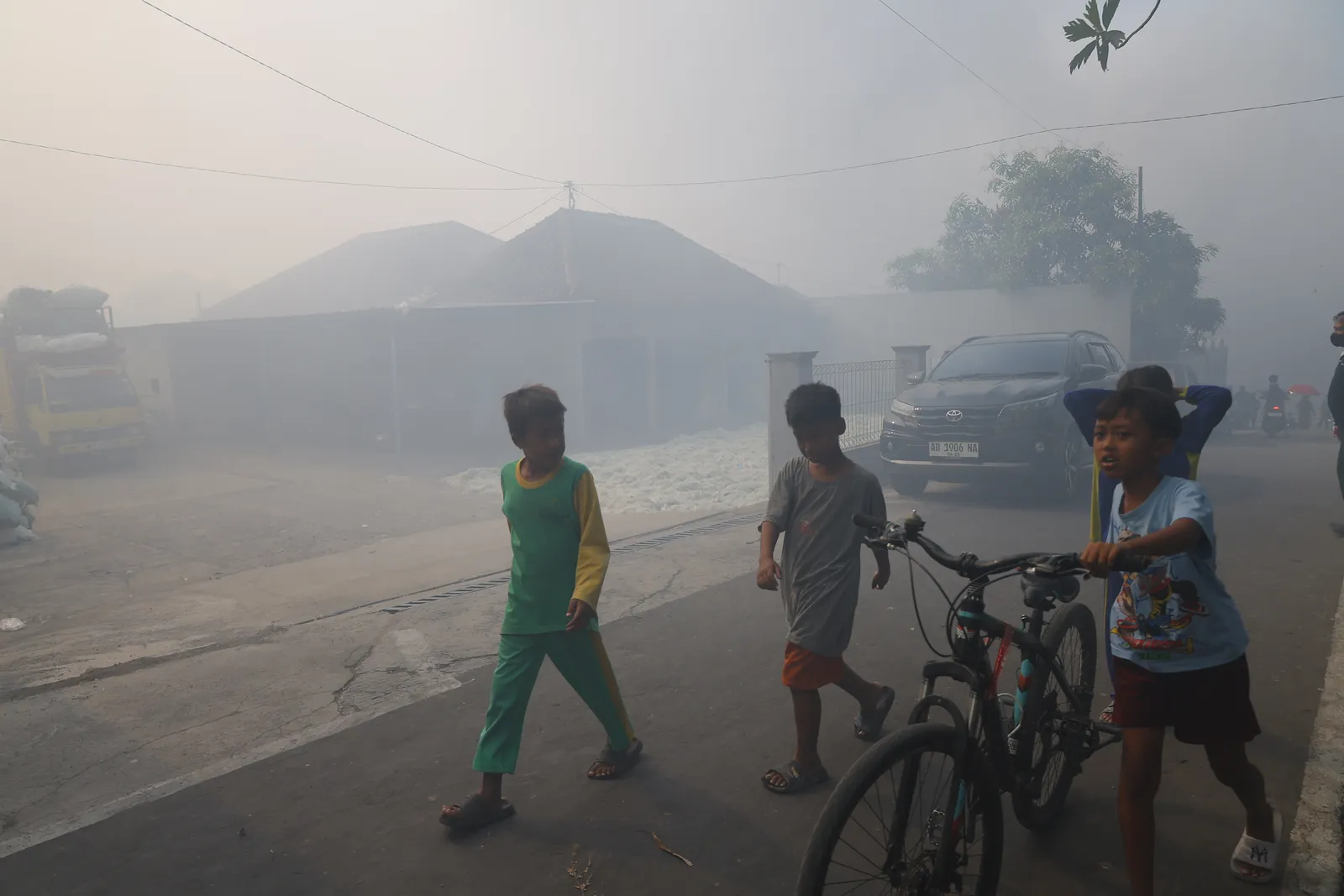 Kabut Asap Kebakaran TPA Putri Cempo Solo Ganggu Warga dan Pengendara