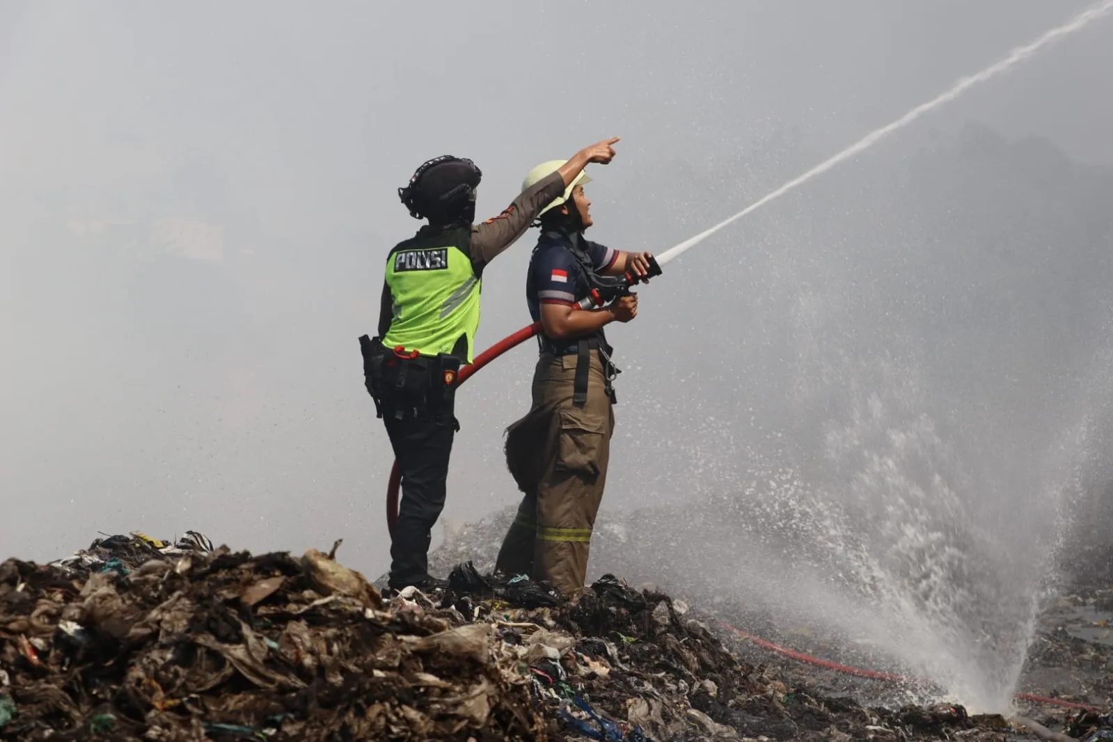 TPA Putri Cempo Terbakar Lagi, Polresta Solo Turunkan Personel dan Water Cannon