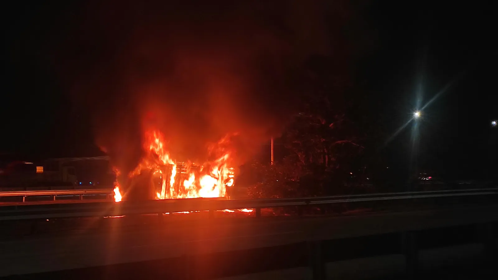Truk Bermuatan Semen Ludes Terbakar di Tol Boyolali
