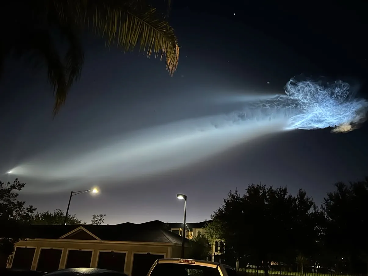 Peluncuran Roket SpaceX Munculkan Fenomena Ubur-Ubur di Langit Amerika