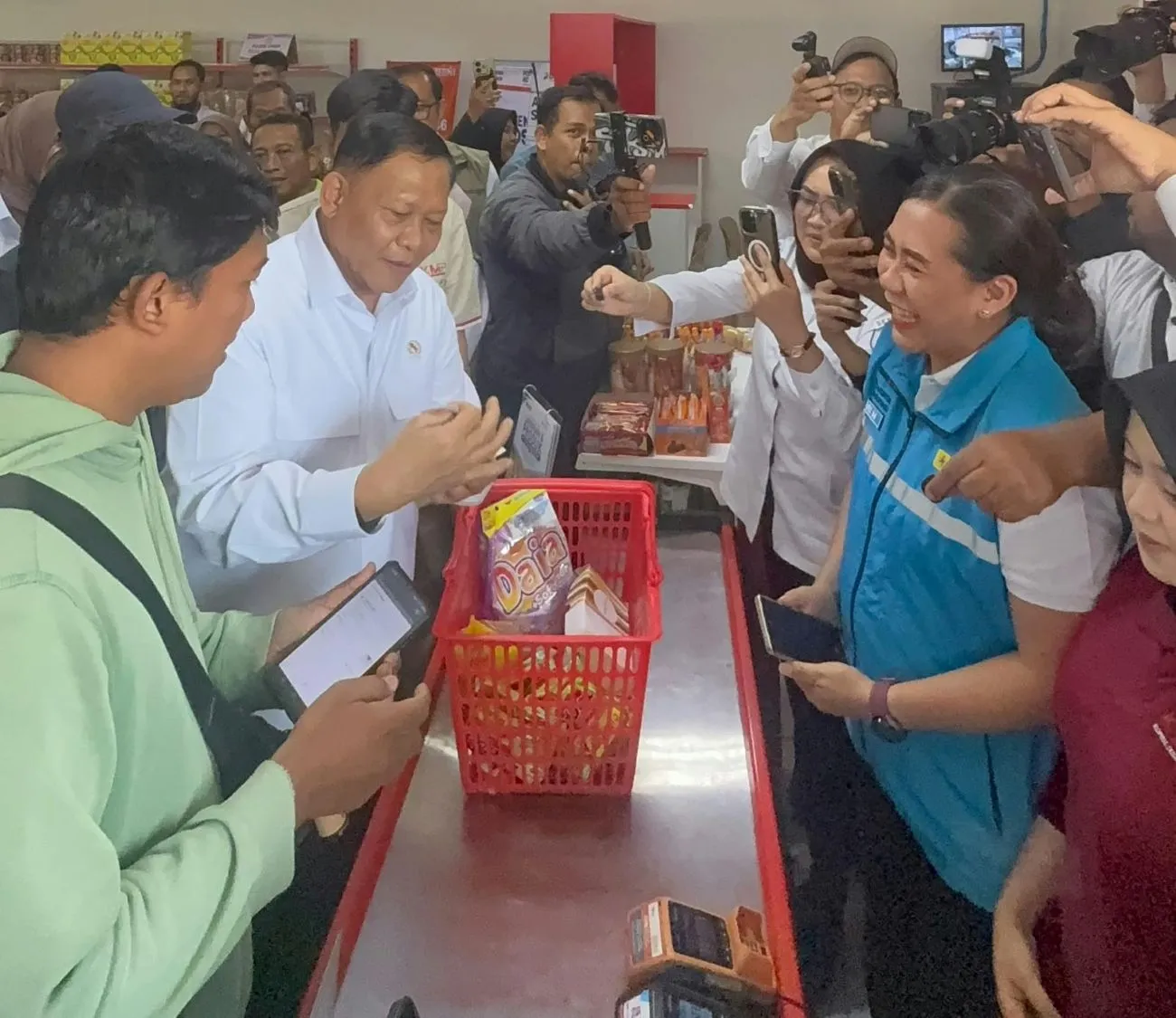 Wamen KKP Apresiasi Listrik Andal PLN dan Layanan Pembayaran Listrik Warga