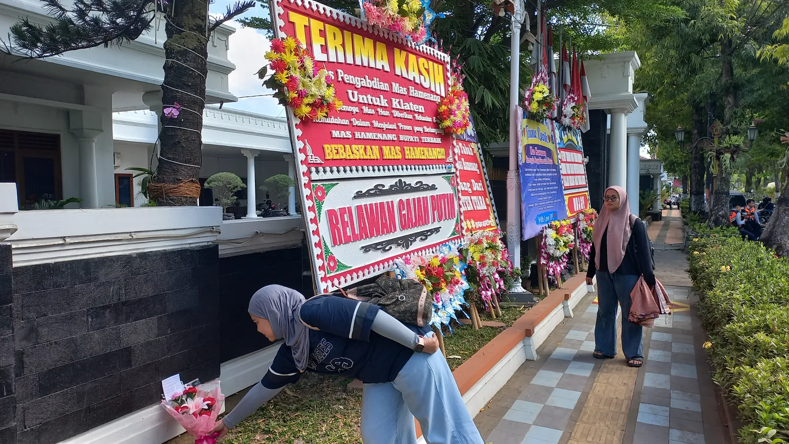 Pasca OTT KPK, Karangan Bunga dan Buket Penuhi Depan Rumdin Bupati Klaten